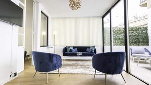 Unclassified image, 3 of 3, button - Modern 3-room Apartment With Terrace in the Heart of Cannes (Cannes)