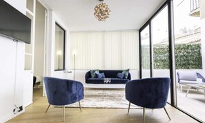 Living area - Modern 3-room Apartment With Terrace in the Heart of Cannes (Cannes)