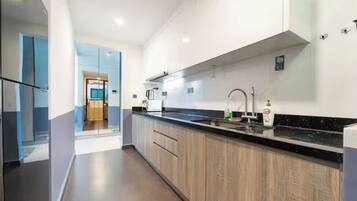 Full-size fridge, microwave, oven, stovetop