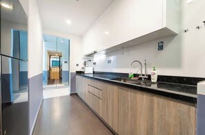 Full-size fridge, microwave, oven, stovetop