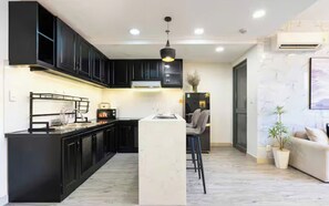 Suite Grand, 1 camera da letto, accesso al Club Lounge, vista porto | Cucina privata | Frigorifero con congelatore, microonde, forno, piano cottura