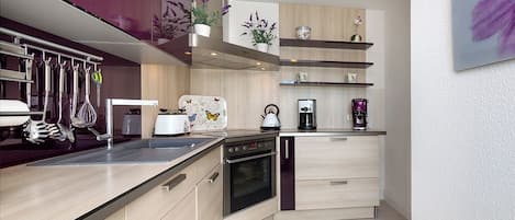 Kjøleskap, mikrobølgeovn, ovn og kokeplater