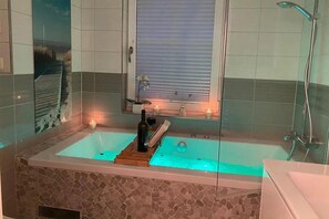 Shower, jetted bath, hair dryer, towels - Detached vacation home│3 bedrooms│2 bathrooms │Whirlpool│Sauna│WLAN (Zingst)