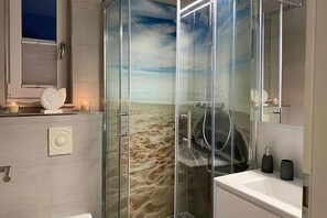 Shower, jetted bath, hair dryer, towels - Detached vacation home│3 bedrooms│2 bathrooms │Whirlpool│Sauna│WLAN (Zingst)