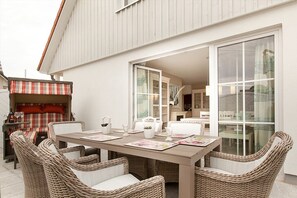 Outdoor dining - Detached vacation home│3 bedrooms│2 bathrooms │Whirlpool│Sauna│WLAN (Zingst)