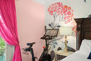 4 slaapkamers, een bureau, een strijkplank/strijkijzer, gratis wifi