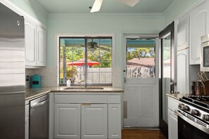 Een koelkast, een microgolfoven, een oven, een kookplaat