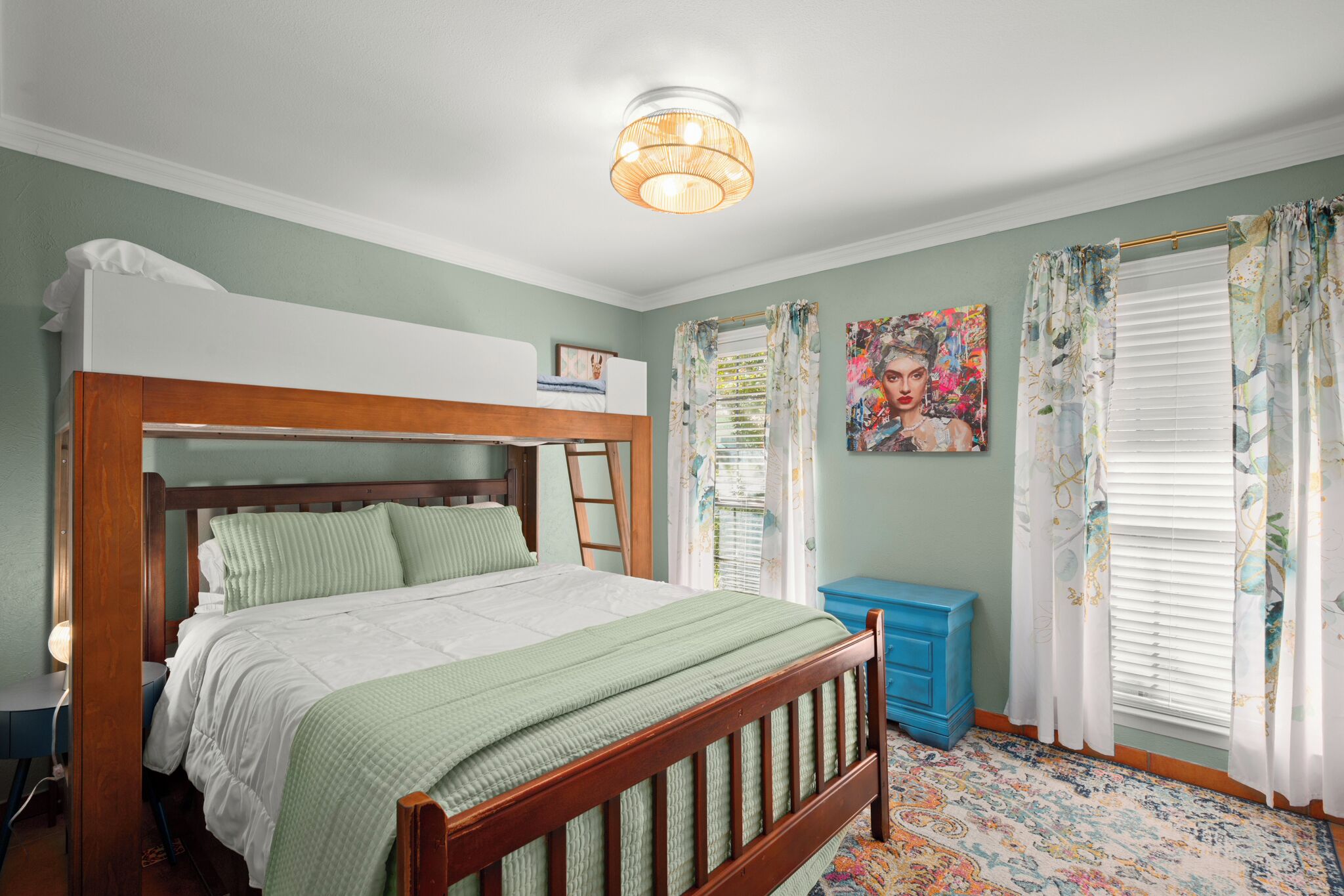 4 bedrooms, desk, iron/ironing board, free WiFi