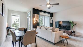 Condo, 1 Bedroom, Accessible, Smoking | Living room | Books