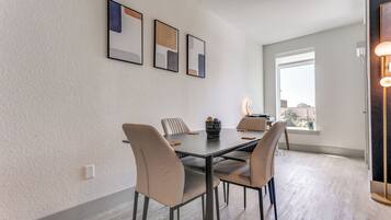 Condo, 1 Bedroom, Accessible, Smoking | Dining room