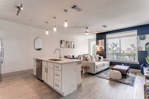 Living room - Riverwalk Oasis With Riverwalk Views Free Parking (San Antonio)