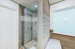 Douche, sèche-cheveux, serviettes fournies, savon