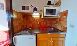 Microwave, coffee/tea maker, cookware/dishes/utensils - Apartment With Ski Access in Beaufortain (Hauteluce)