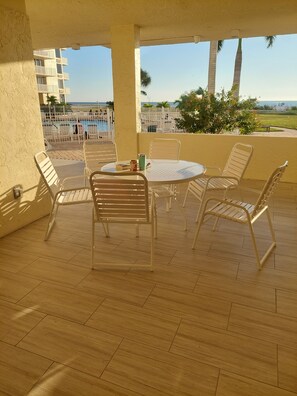 Outdoor dining - Charming 1 bdr condo on  Fort Myers Beach with 7 miles of Beach !  Pet Friendly! (Fort Myers Beach)