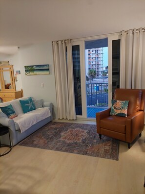 Smart TV - Charming 1 bdr condo on  Fort Myers Beach with 7 miles of Beach !  Pet Friendly! (Fort Myers Beach)