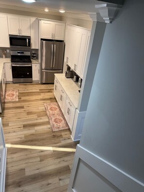 ثلاجة، ميكروويف، فرن، موقد طهي مسطح