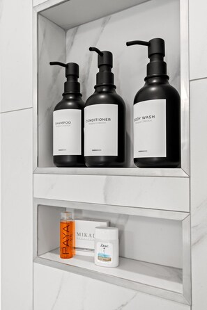 Secador de cabelo, toalhas de banho