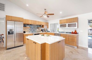Fridge, microwave, oven, stovetop - Allure - Luxury Rental in Walking Distance to Cape Coral Yacht Club (Cape Coral)