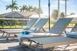Property grounds - Allure - Luxury Rental in Walking Distance to Cape Coral Yacht Club (Cape Coral)