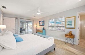 4 bedrooms, desk, iron/ironing board, free WiFi - Allure - Luxury Rental in Walking Distance to Cape Coral Yacht Club (Cape Coral)