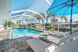 A heated pool - Allure - Luxury Rental in Walking Distance to Cape Coral Yacht Club (Cape Coral)
