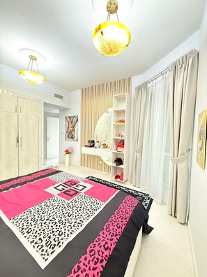 2 bedrooms, iron/ironing board, Internet - 2-bedroom apartment in marvelous Dubai with AC, fitness room and swimming pools (Dubai)