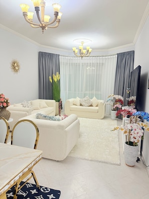TV - 2-bedroom apartment in marvelous Dubai with AC, fitness room and swimming pools (Dubai)