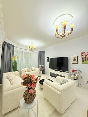 TV - 2-bedroom apartment in marvelous Dubai with AC, fitness room and swimming pools (Dubai)