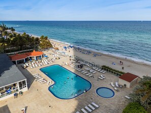 Pool - Beachfront Resort Studio 2 Queens Balcony & Pool (Sunny Isles Beach)