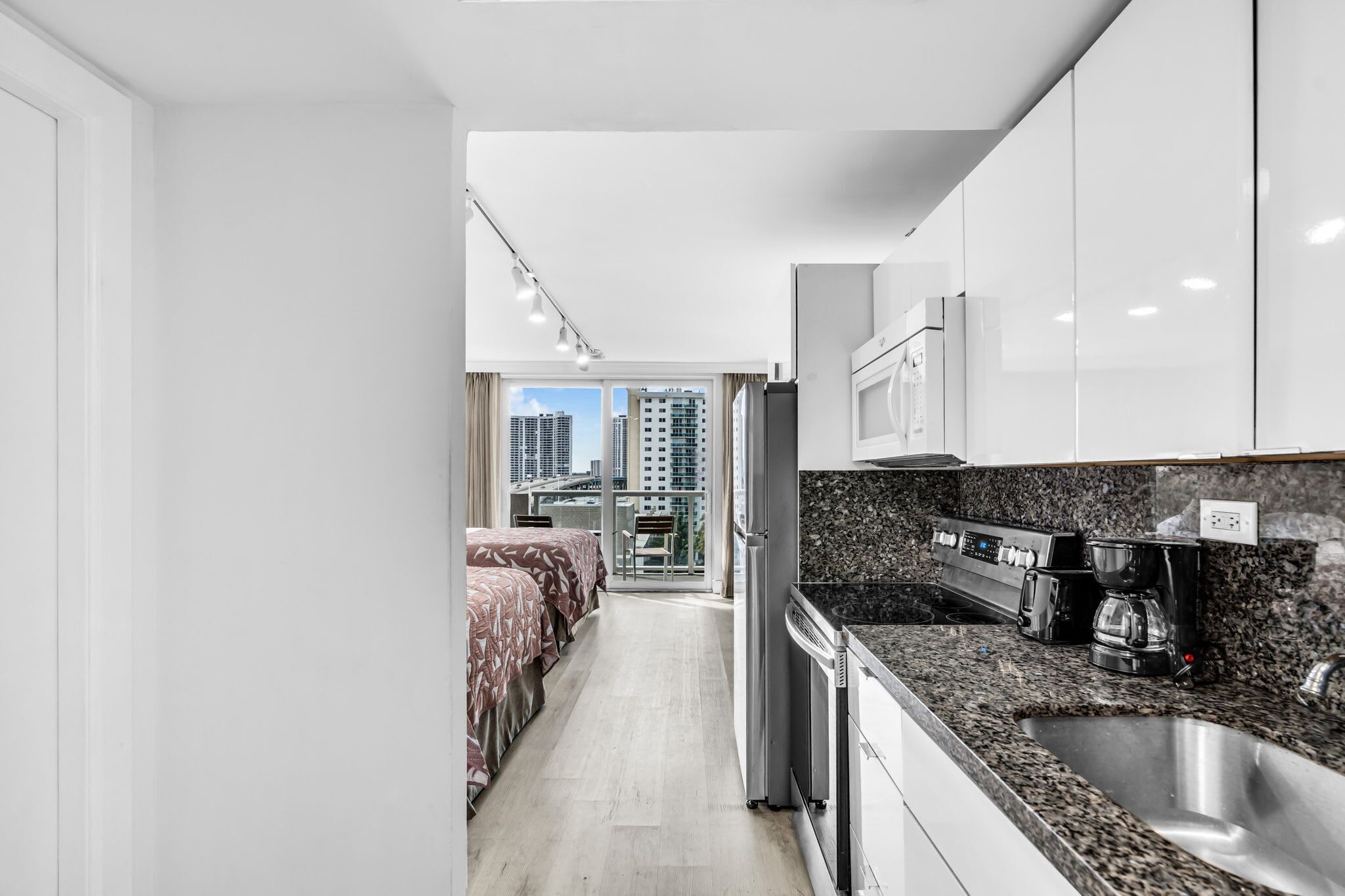 Beachfront Studio · 2 Queen Beds, Balcony + Pool - Sunny Isles Beach, FL