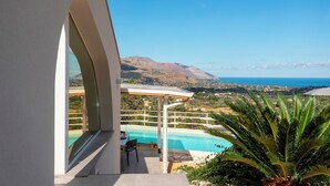 A balcony with a view of a swimming pool and mountains. - Villa dei Sospiri 4, Emma Villas (Castellammare del Golfo)