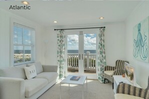 Luxury Suite, Ocean View | Living area