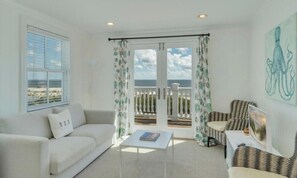 Luxury Suite, Ocean View | Living area