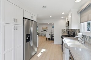 Kühlschrank, Mikrowelle, Ofen, Geschirrspüler