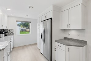 Refrigerador, microondas, horno y lavavajillas 