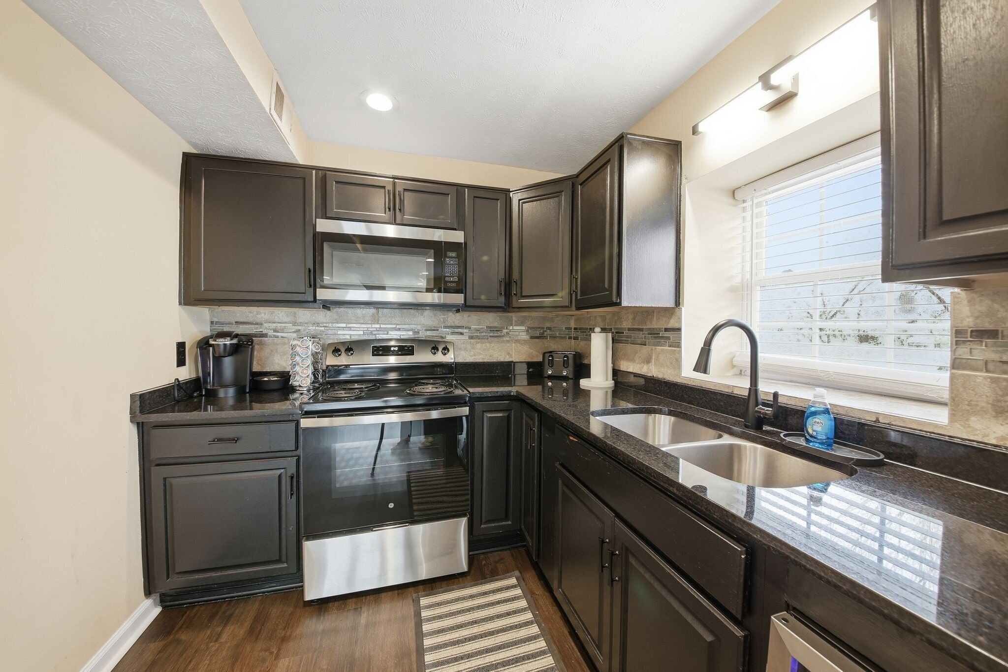 Fridge, microwave, oven, coffee/tea maker