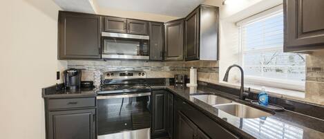 Refrigerador, microondas, horno y cafetera y tetera