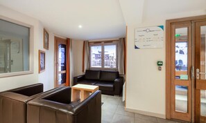 Living area - 1 Bedroom Apartment + Sleeping Area for 6 People (La Plagne-Tarentaise)