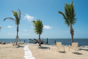 Sun-loungers, beach towels - Feel like your on own private island with this unique oceanfront peninsula home (Key Largo)