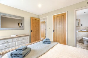 5 habitaciones, tabla de planchar con plancha, wifi y ropa de cama 