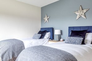 3 bedrooms, WiFi, bed sheets - Turnstone - sleeps 6 guests  in 3 bedrooms (Brancaster)