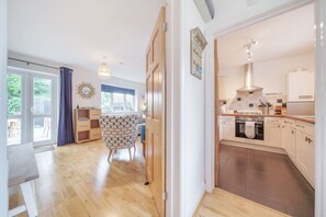 Fridge, microwave, oven, stovetop - Truncheon's Reach - sleeps 4 guests  in 2 bedrooms (Wells-next-the-Sea)