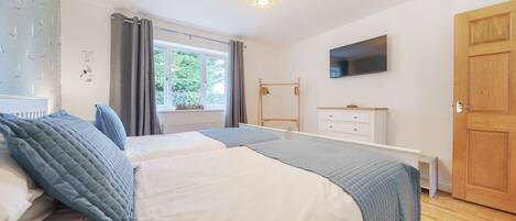 2 bedrooms, iron/ironing board, WiFi