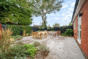 Outdoor dining - Truncheon's Reach - sleeps 4 guests  in 2 bedrooms (Wells-next-the-Sea)