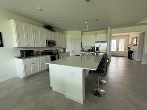 Microondas, horno, parrilla de estufa y lavavajillas