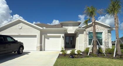 Welcome to a golfer's paradise in this charming 2-bedroom house