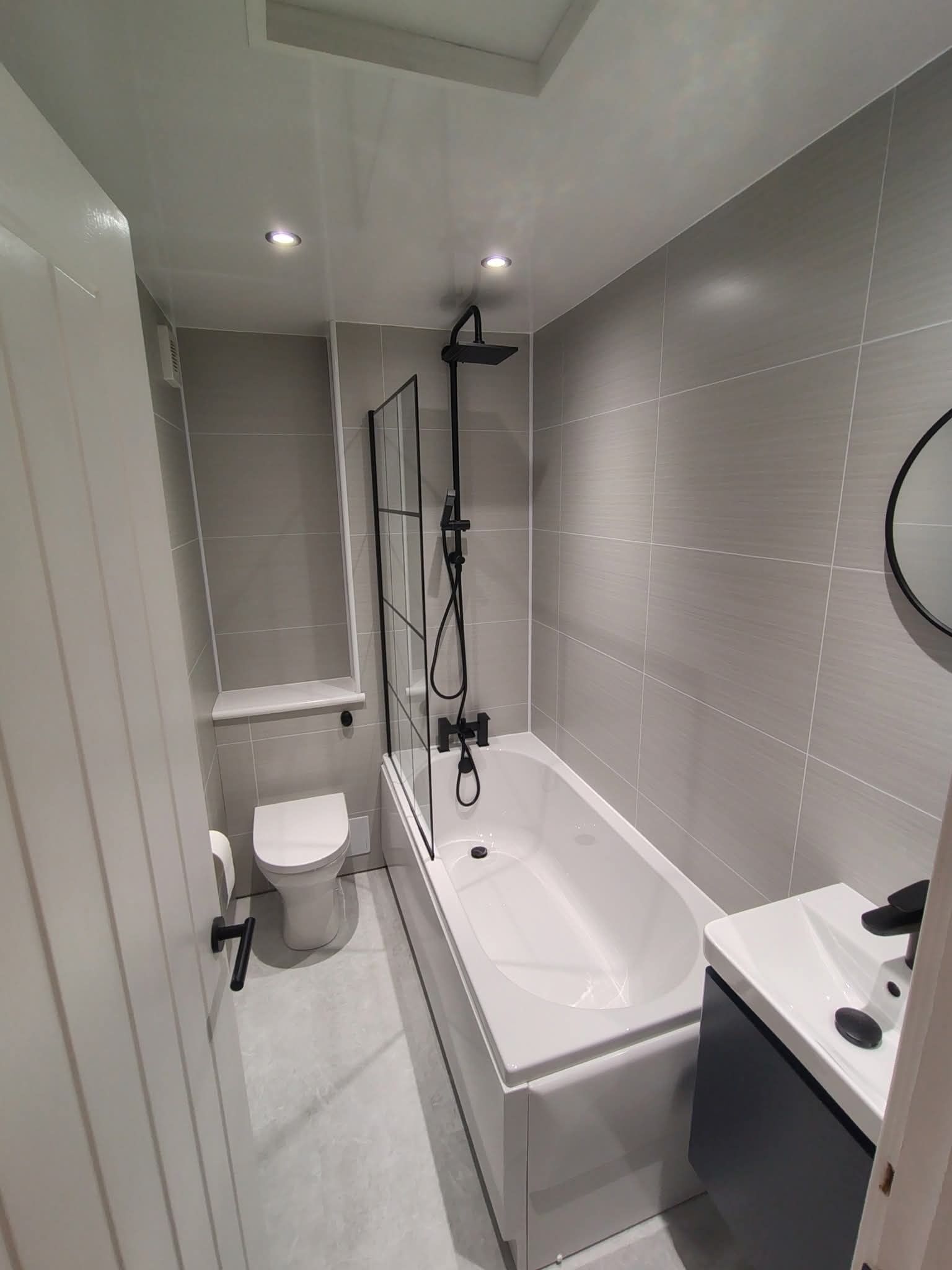 Hårføner, håndklær, såpe og toalettpapir