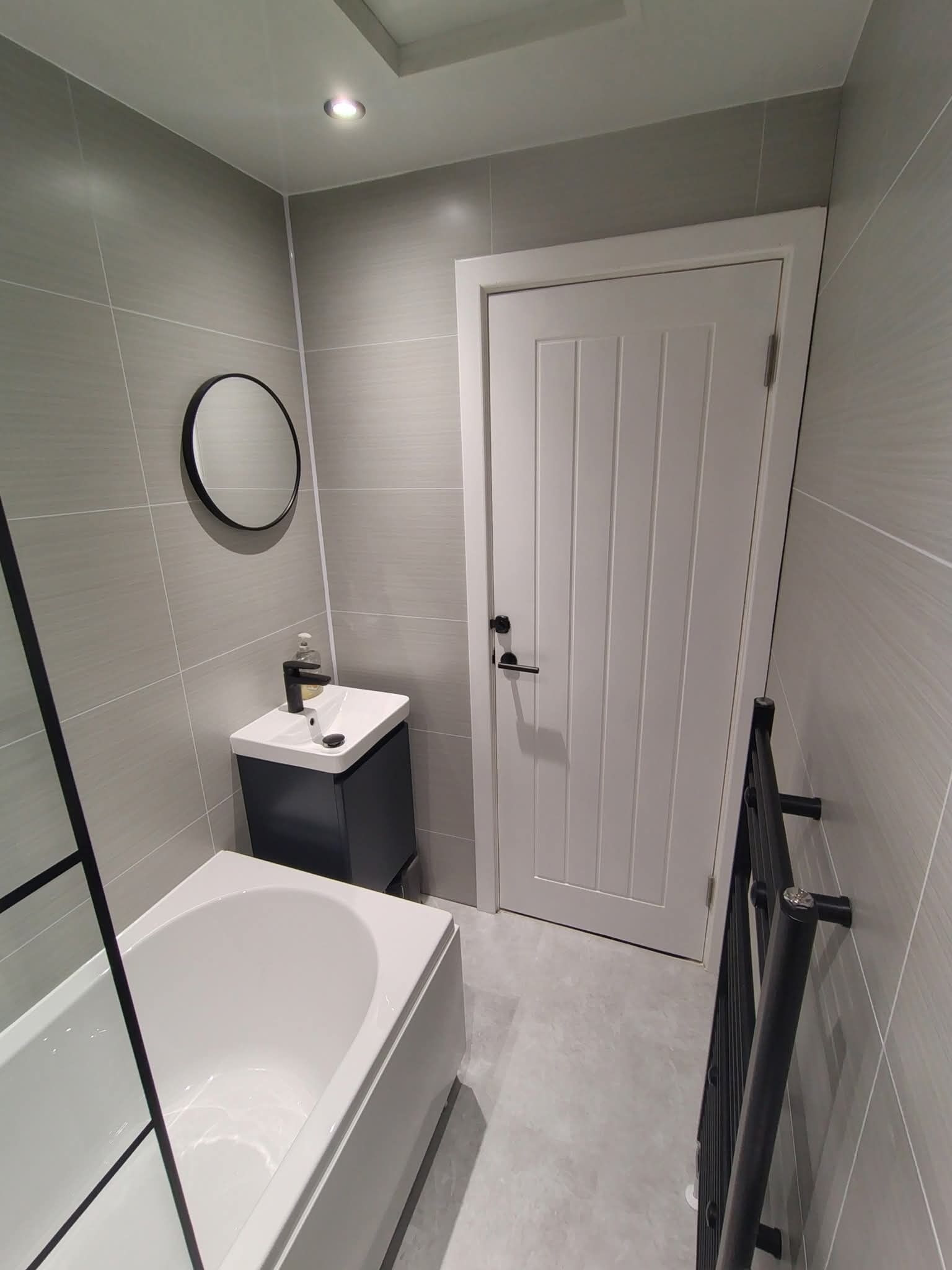 Secador de pelo, toallas, jabón y papel higiénico