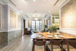 Suite presidencial, 2 habitaciones, con acceso al salón lounge del club, vista al puerto | Sábanas de algodón egipcio, ropa de cama de alta calidad y edredón 