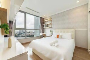 Suite presidencial, 2 habitaciones, con acceso al salón lounge del club, vista al puerto | Sábanas de algodón egipcio, ropa de cama de alta calidad y edredón 